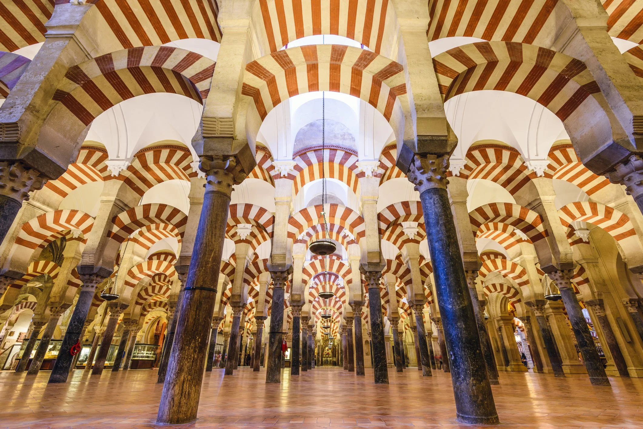 Interior de la Mezquita-Catedral de Córdoba con sus arcos bicolores, uno de los monumentos más emblemáticos para visitar en una excursión desde Sevilla.