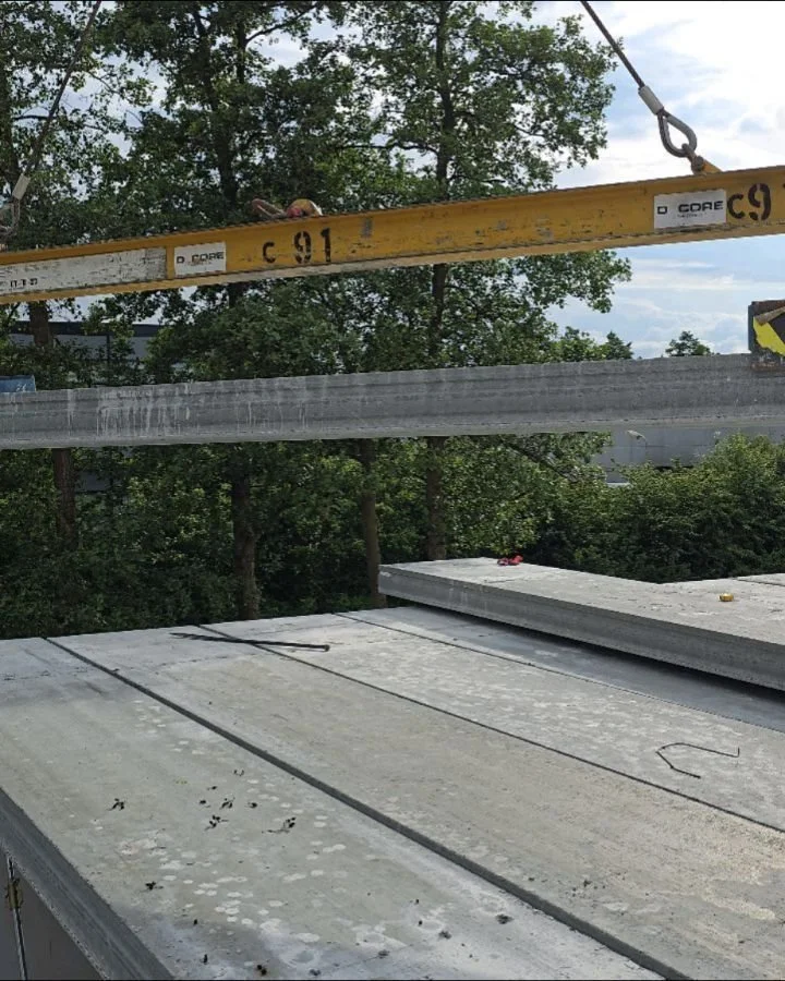 Kanal plaat vloeren leggen voor bedrijfspand #betoen #timmerwerk #bouw#vakkundigbetonstorten #vakmanschap #netherlands #amsterdam #