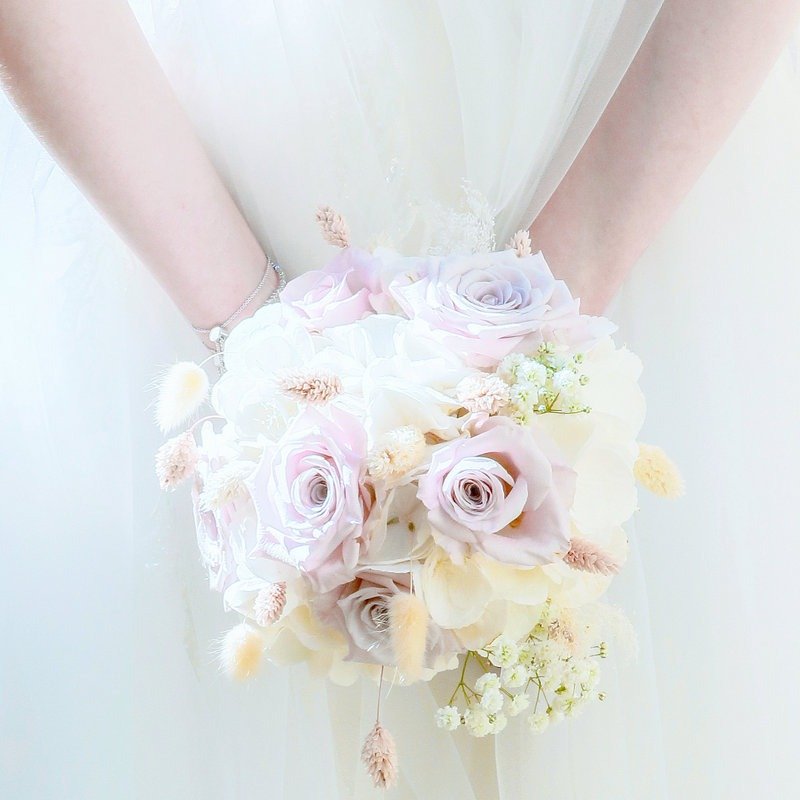 &bull; ON AIME &bull; Ce joli bouquet tout en simplicit&eacute;...⁣⁣
&mdash;​​​​​​​
@mariechampagne.photographe 
&mdash;​​​​​​​​
#InspirationMariage #wedding #mariageluxembourg #bride #mari&eacute;e #robedemariee #elegantwedding #blogmariage #Conseil