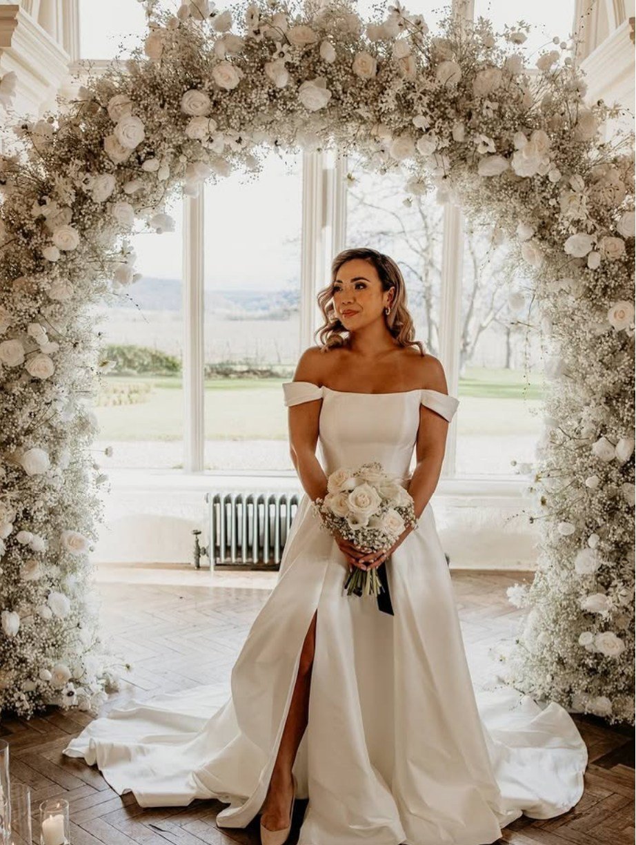 Hold on tight, you are in for such a treat today with these chic bow wedding ideas 🎀🫶 Swoon!

There were striking white flower arrangements, luxe stationery designs, sensational outfits + flawless beauty 😍

Check out ALL the photos on the blog 🔗?