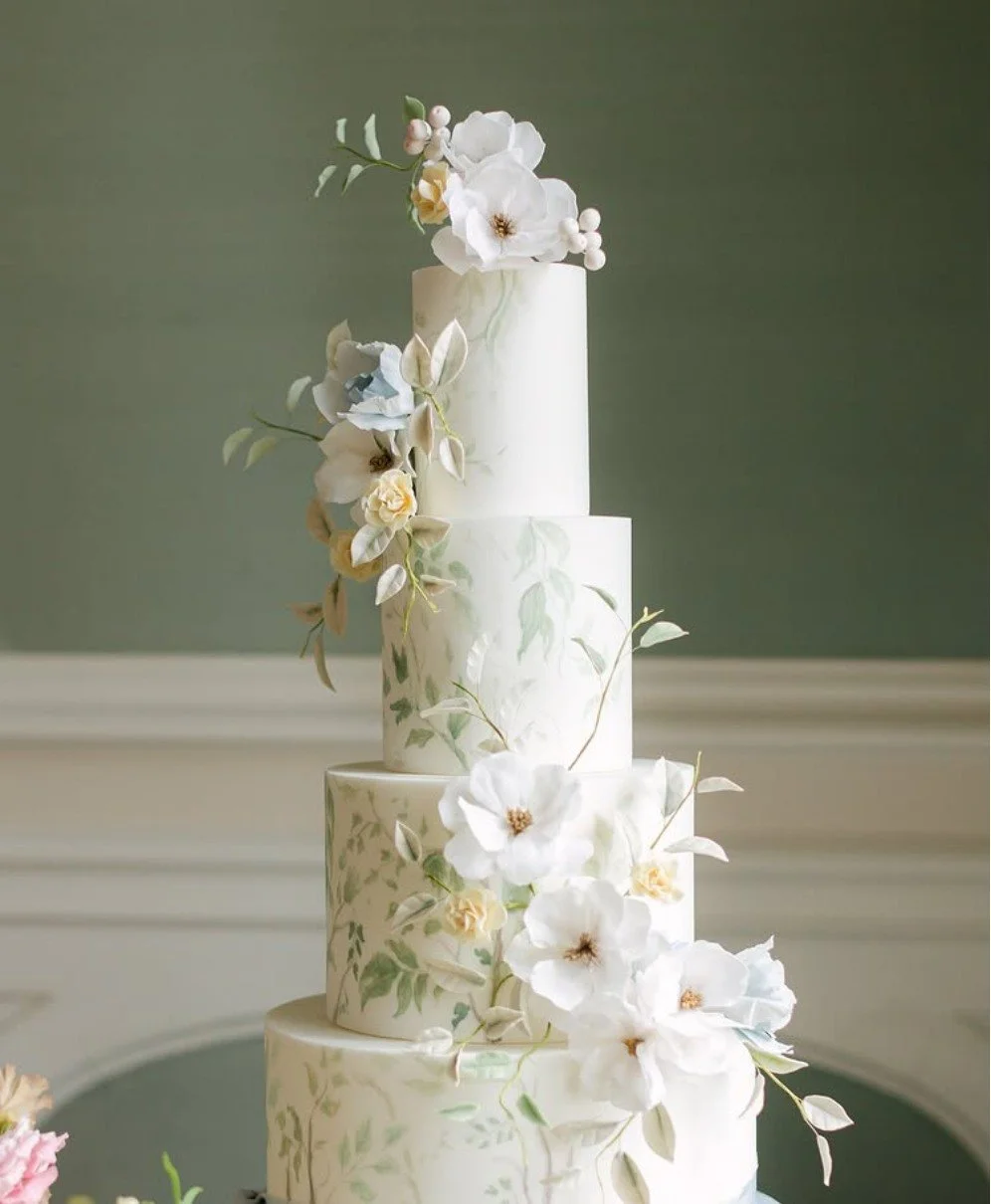 How gorgeous is this cake by @erzuliecakes? 

@nataliebakerphotography 
@chateaubouffemont 
With its grand architecture, sweeping gardens, and opulent interiors, the ch&acirc;teau provided the perfect canvas for a wedding imbued with elegance, grace,
