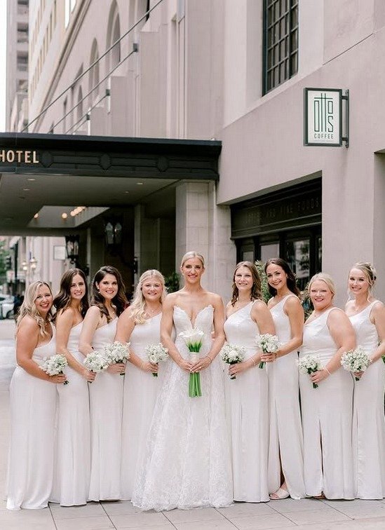 Matching bouquets, matching hearts 🤍 This bride and her flower girl shared the sweetest moment before walking down the aisle at The Adolphus. 
⁠
Little Black Book Photographer: @samikathryn ⁠
Event Planning: @mkeventboutique ⁠
Floral Design: @blackh