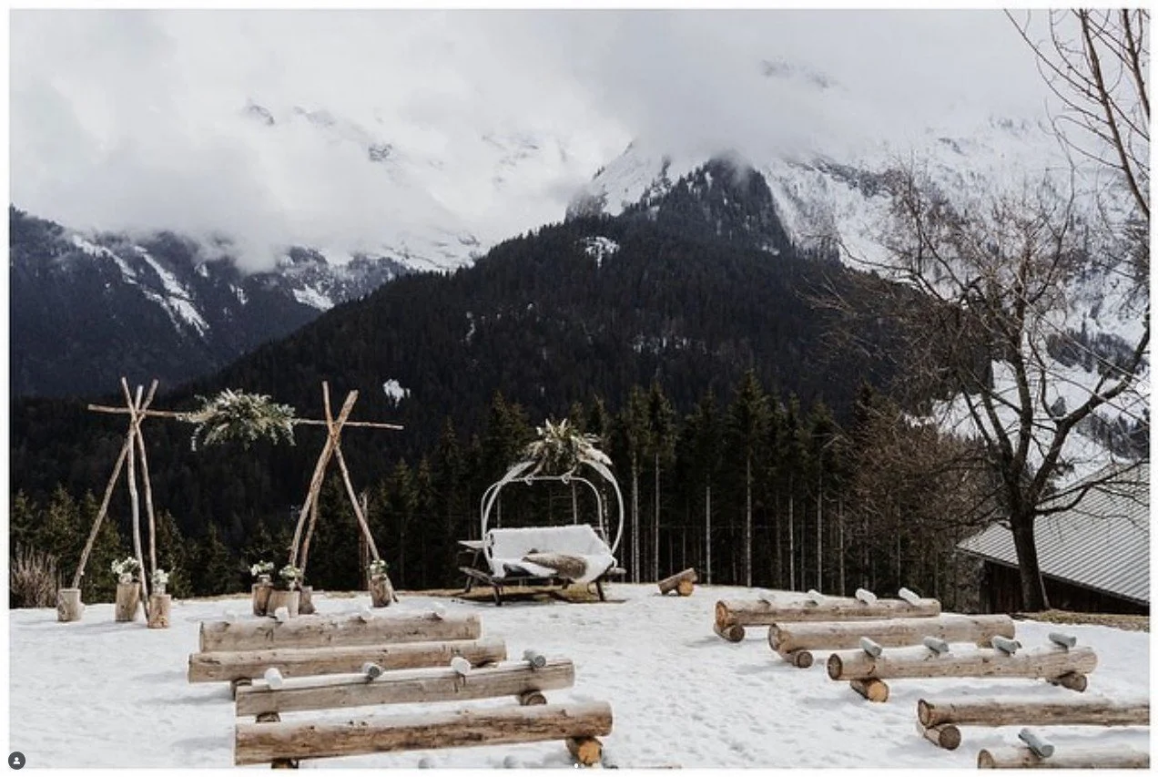 La beaut&eacute; de cette c&eacute;r&eacute;monie d'hiver!

Pics by @neupap_photography 😍

#mariage #mariagecool #mariagehiver #mariagealamontagne #mariagehivernal #ceremonielaique #inspirationsmariage #blogmariage