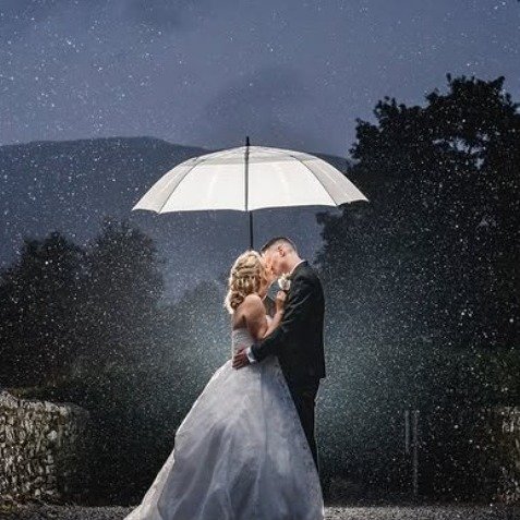 Il pleut &agrave; ton mariage? Regarde les magnifiques photos que tu peux faire!

1 @jayekogutphotography 
2  @mattselbyphotography 
3.4. @tobylidstonephotography 📷

Rain couldn&rsquo;t stop this kind of magic 🥹❤️