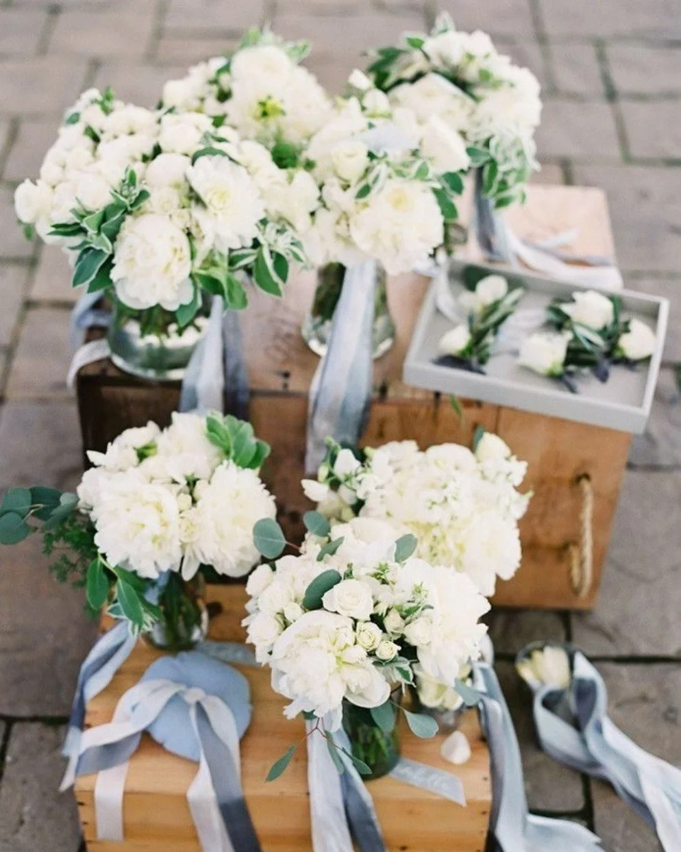 While wedding flowers can bloom in every shade imaginable, there&rsquo;s a reason so many brides choose white🤍 

A white bouquet is timeless, elegant, and effortlessly complements any gown or color palette. 

Tap the link in our bio (our blog www.he