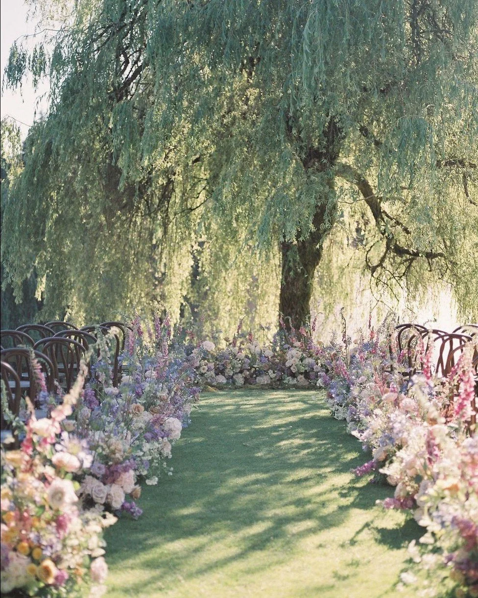 A sun-drenched meadow, dreamy pastels, and a willow tree that feels straight out of a fairytale&mdash;this ceremony setup at Van Dusen Gardens is pure romance. 🌿💐
⁠
Event Planning &amp; Design: @honourandblessing ⁠
Venue: @vandusengarden⁠
Photograp