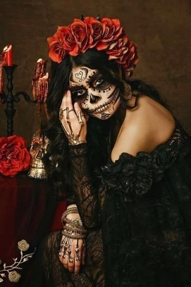Un mariage fa&ccedil;on D&iacute;a de los Muertos 🖤🌹💀 5 mois avant

Audacieux, artistique et profond&eacute;ment symbolique, ce th&egrave;me de mariage inspir&eacute; du D&iacute;a de los Muertos m&eacute;lange :

romantisme,
traditions,
myst&egra