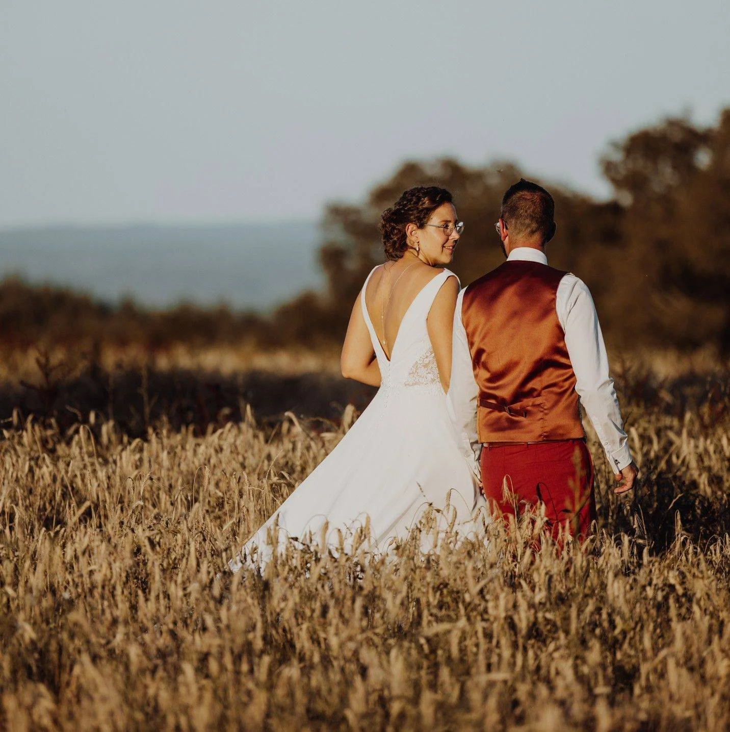 Un mariage bohème et champêtre en Belgique : une parenthèse romantique au coucher du soleil
