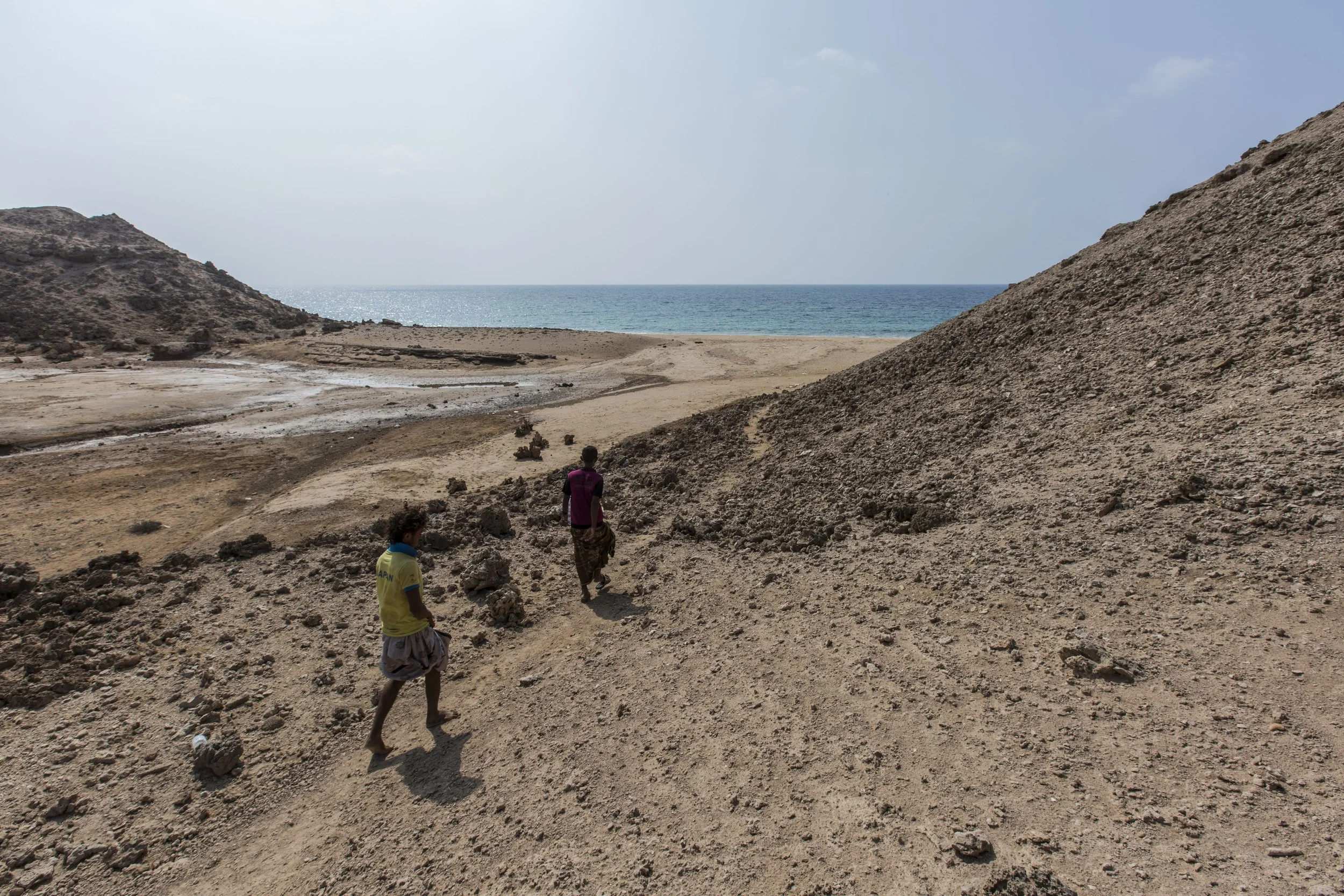 Brothers Zakariya and Ali Abulrahman Albaguess, 20 & 19, take regularly the 30 minutes walk to the beach in Obock. While Zakariya (right) was a full time fisherman in Yemen, Ali was about to graduate from high school. He also used to fish regularly.