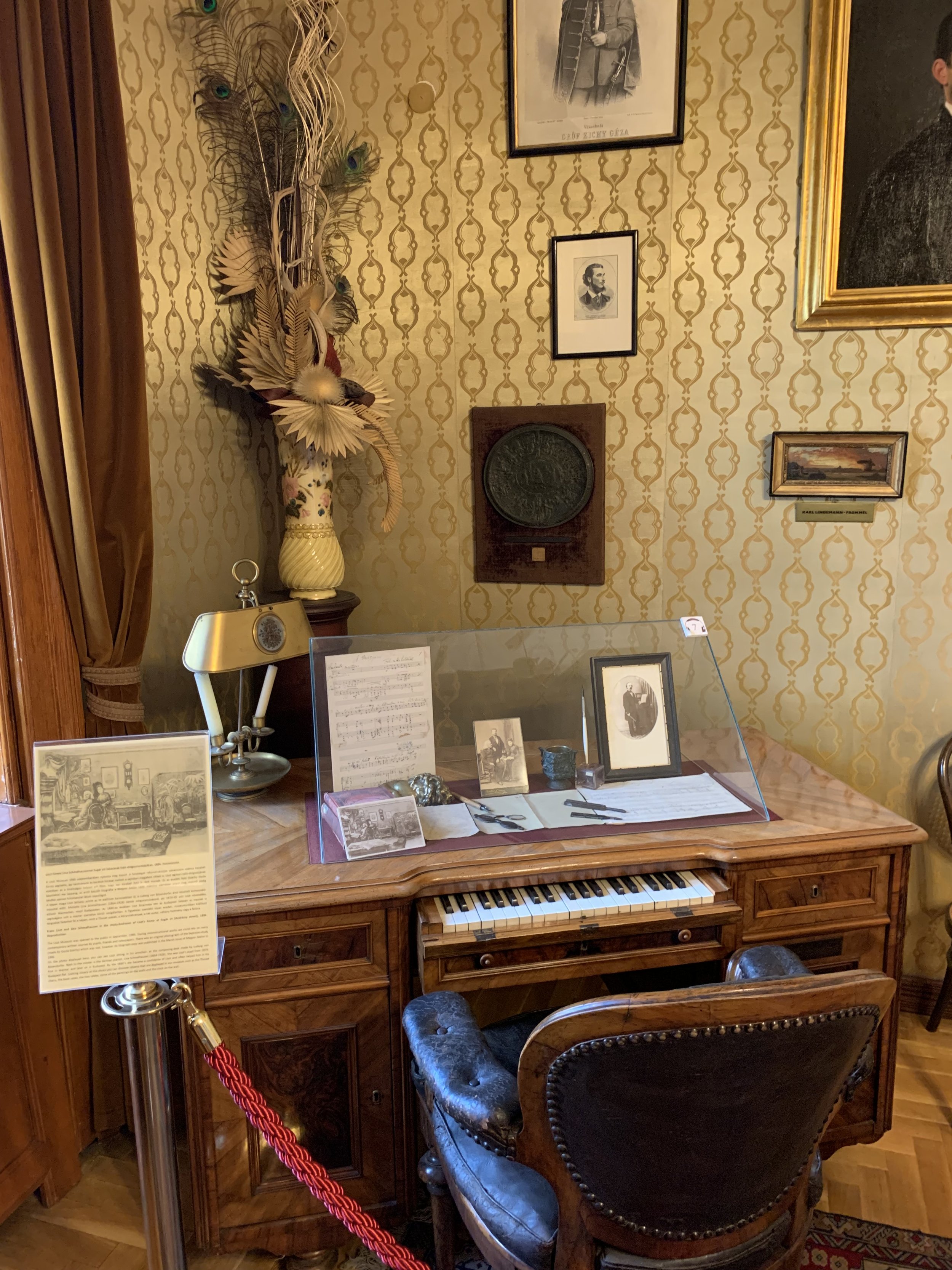 Radni sto sa klavirom