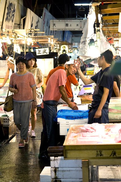tokyo-food-tour-tsukiji-food-market-stalls.jpg