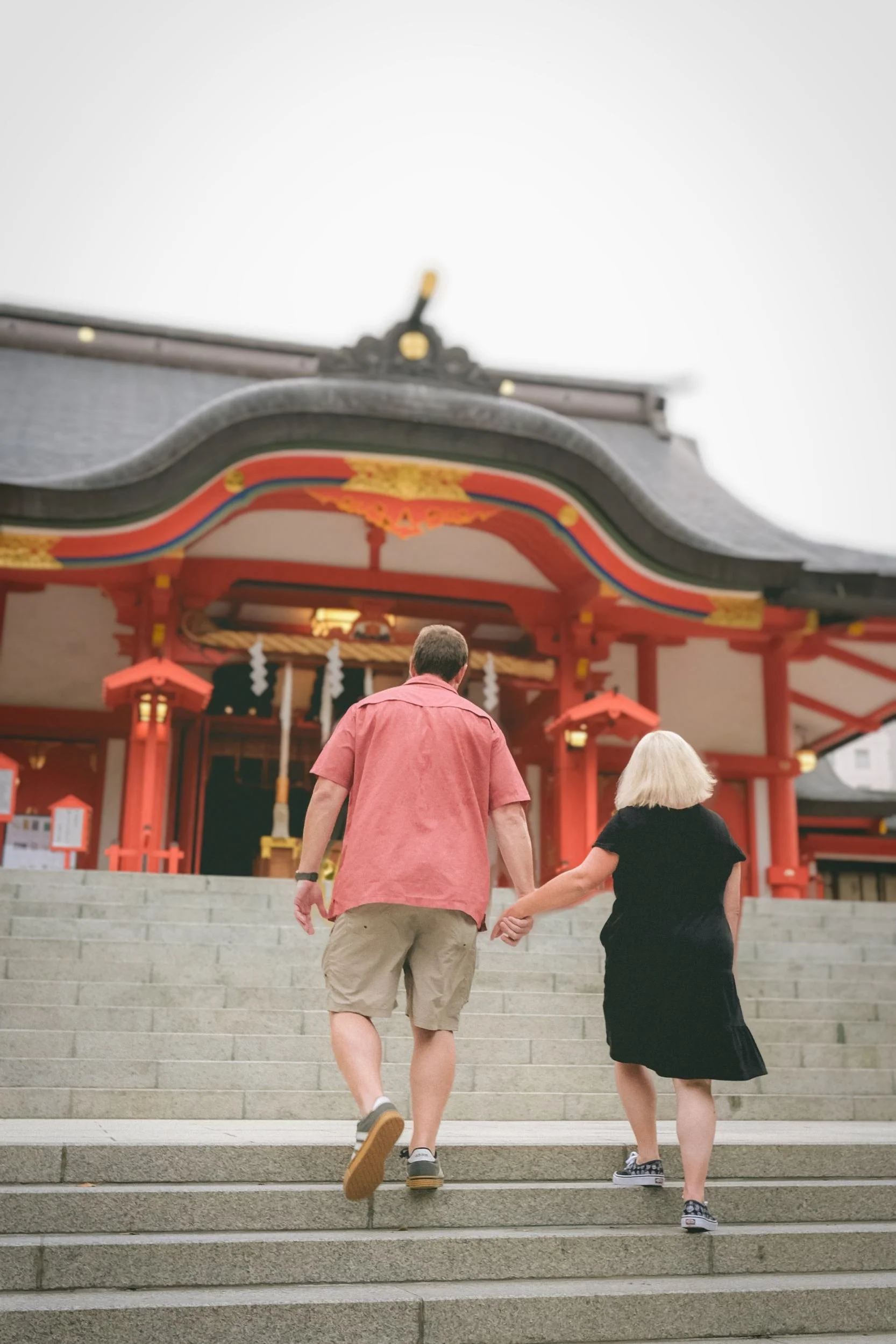 tokyo-photoshoot-couple-in-shrine.jpeg