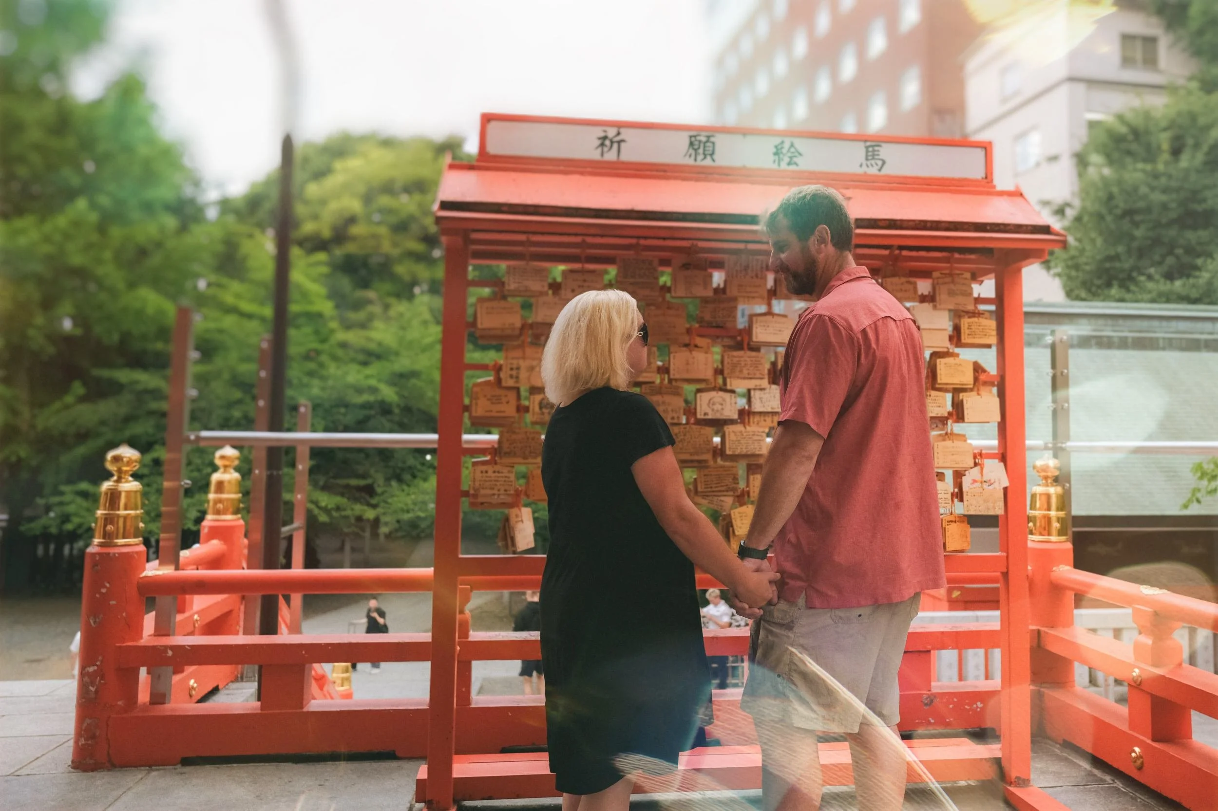 tokyo-photoshoot-couple-in-temple.jpeg
