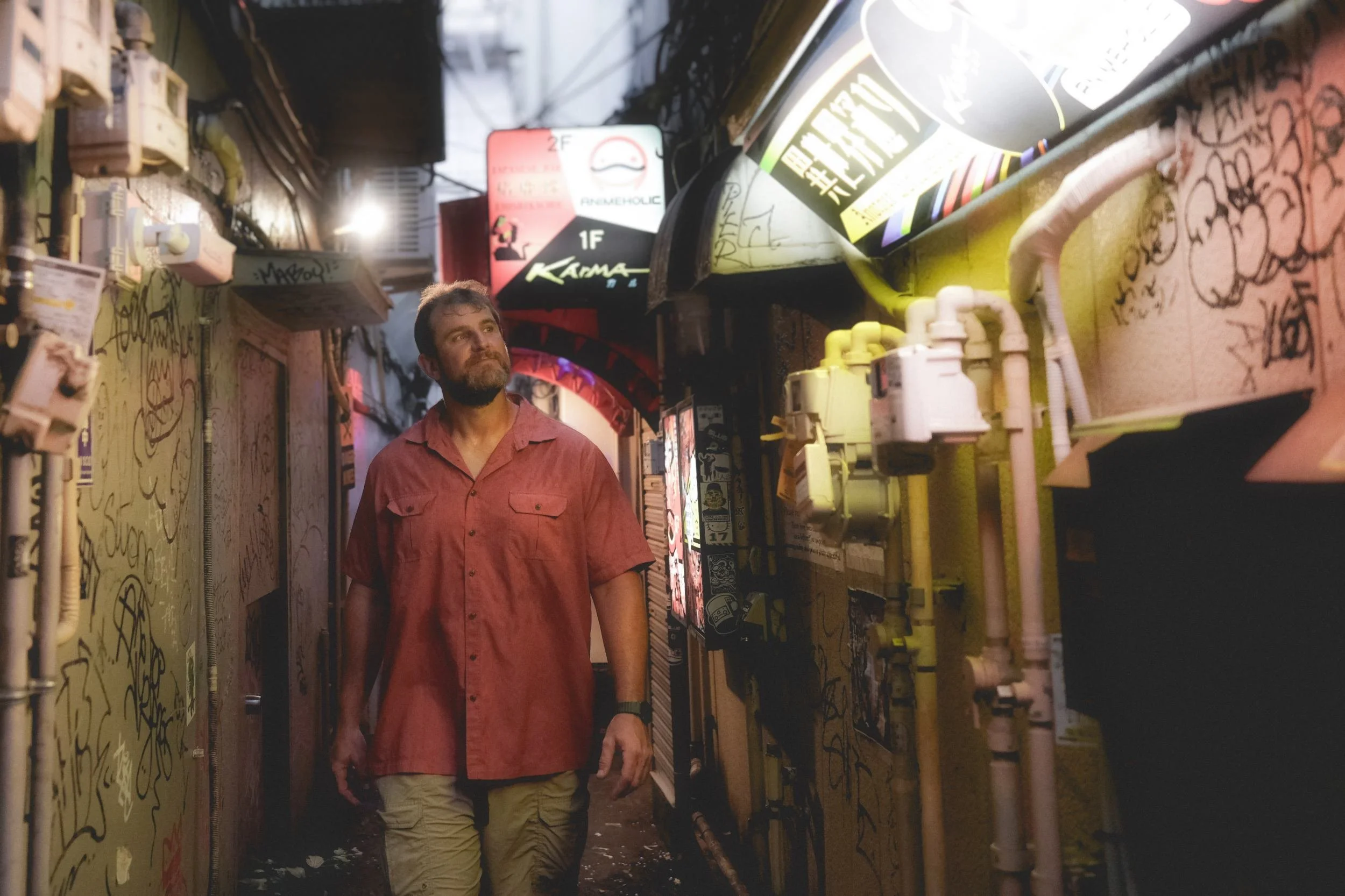 tokyo-photoshoot-man-in-small-alley.jpeg