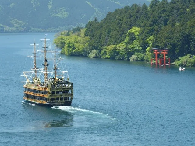 private-japan-tours-hakone-tour-lake-ashi-ferry-trip.jpg