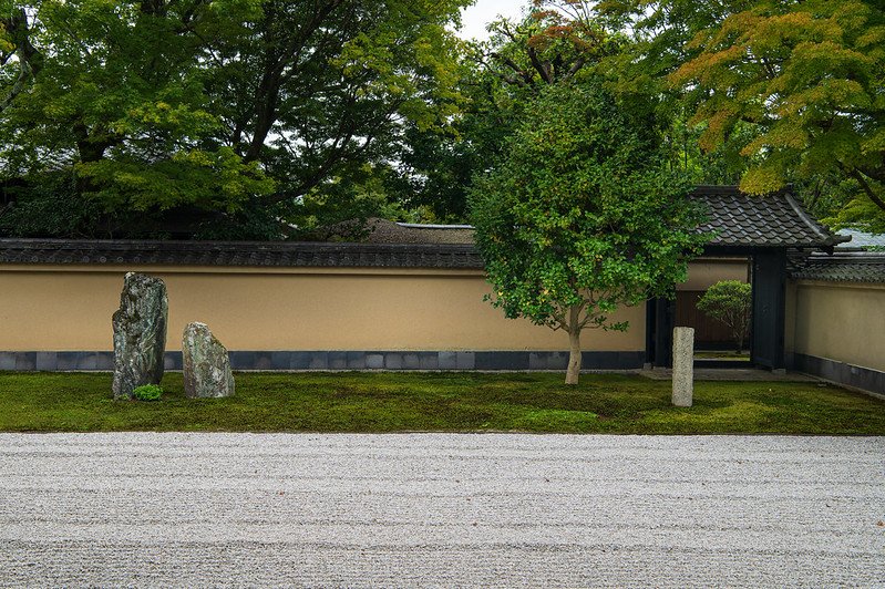 京都的一座旱花园,以精心布置的岩石、砾石和简约设计为特色,在宁静、沉思的环境中体现了禅宗和日本美学的原则。