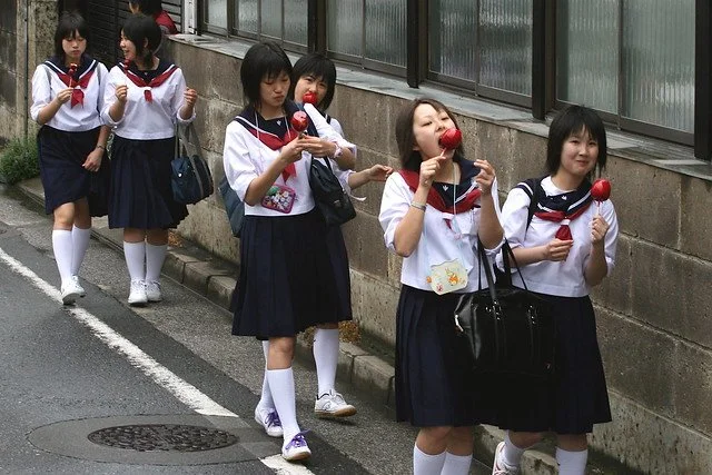 japanese-school-kids-kamakura.jpg