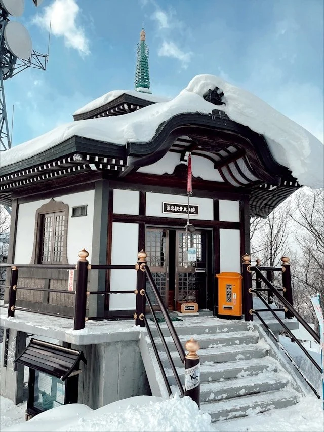 private-japan-tours-sapporo-tour-temple.jpg