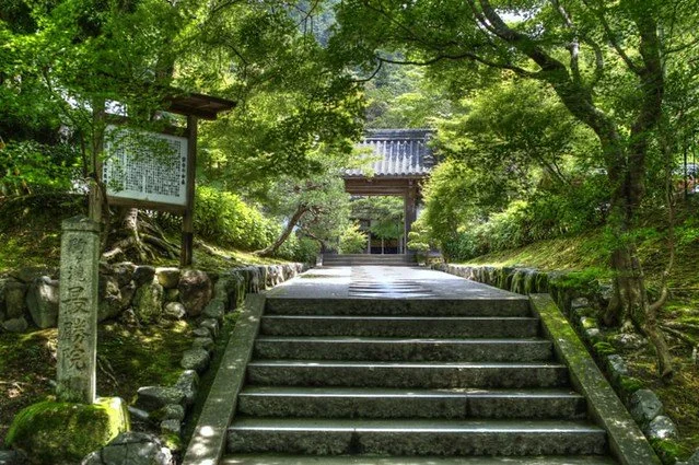 cool-private-anti-heat-tour-nanzenji-arches.jpg