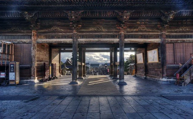 zenko-ji-temple-gate.jpg