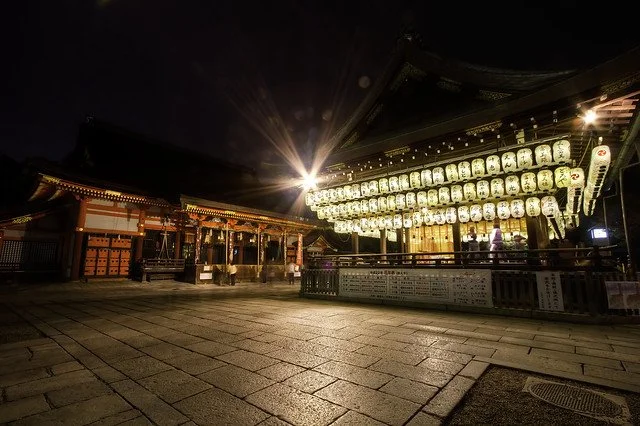 cool-private-anti-heat-tour-yasaka-shrine.jpg