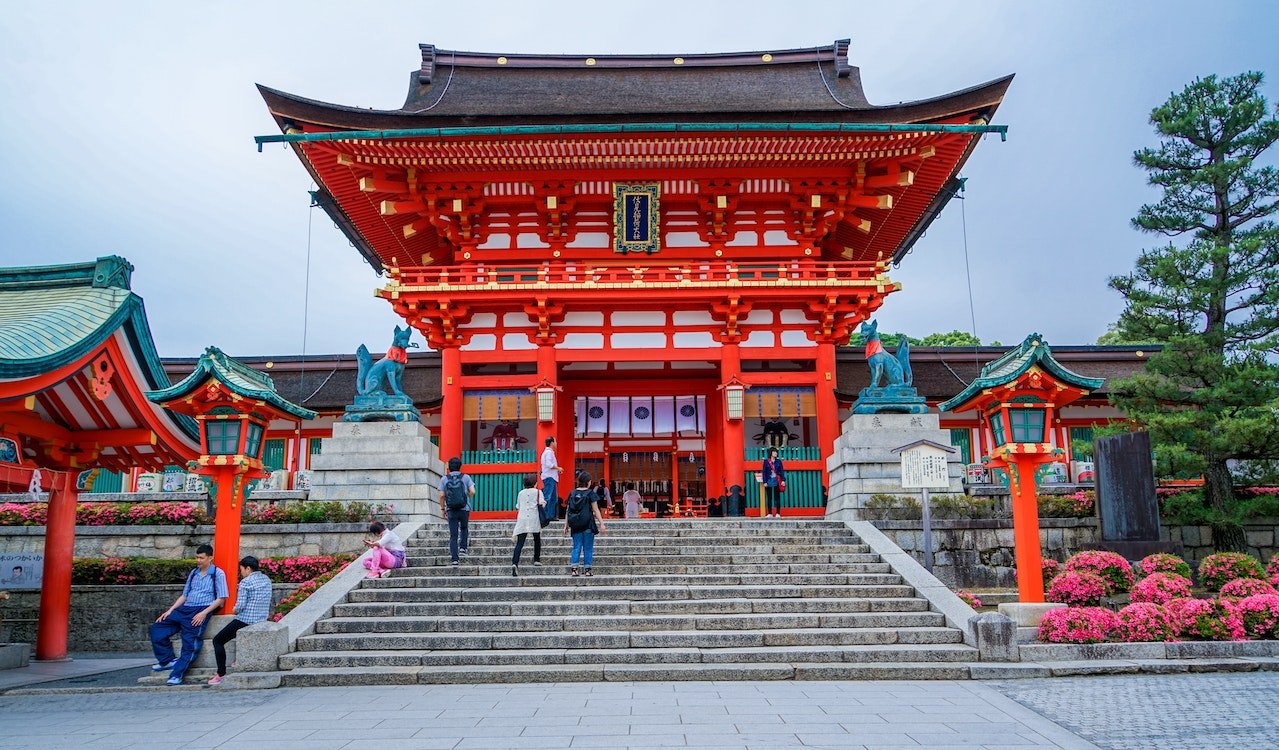 Main gate of Yasaka Shrine in Kyoto, featuring traditional Japanese architecture and vibrant red color.
