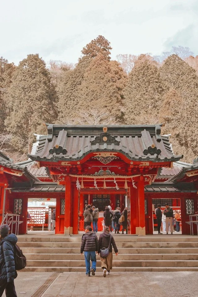 private-japan-tours-hakone-tour-shrine.jpg