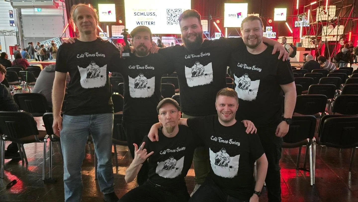 Swipe for some highlights of my weekend in Spiel Essen!

Had a wonderful time travelling with our Finnish @coldtonessociety crew, this time we even had these awesome new team shirts designed by @jtorm_ ! We of course also had to make the (traditional