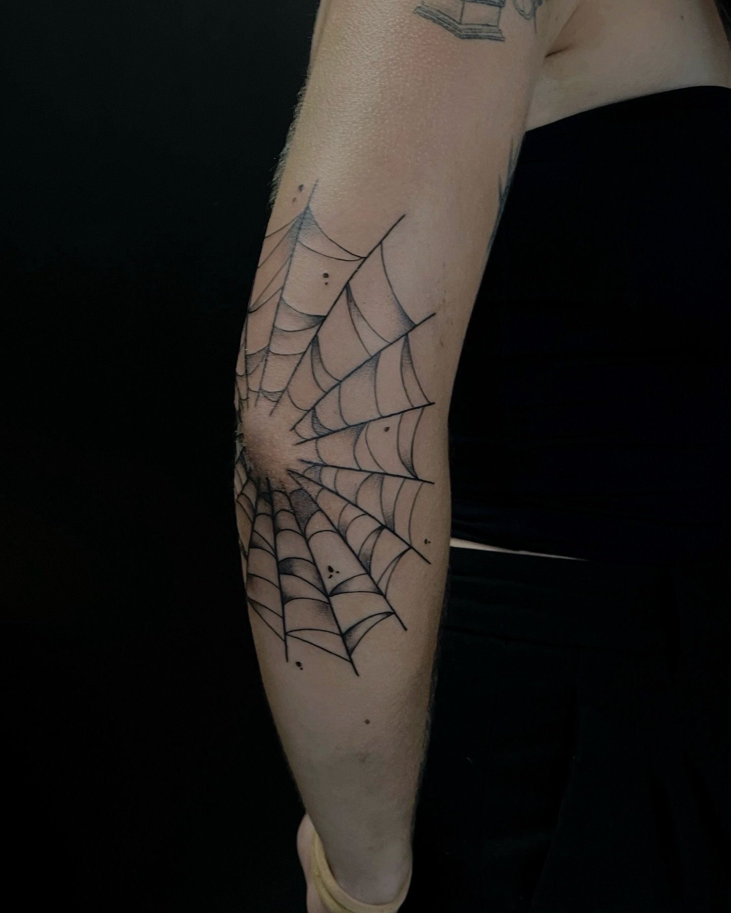 🕸️Elbow pictures are fucking hard but they don&rsquo;t go as hard as Kendra who was UNFAZED, unbroken, and unbothered by this freehanded web tattoo!🕸️

Thanks for having faith in the multicoloured doodles you let me do and being the ultimate cool g
