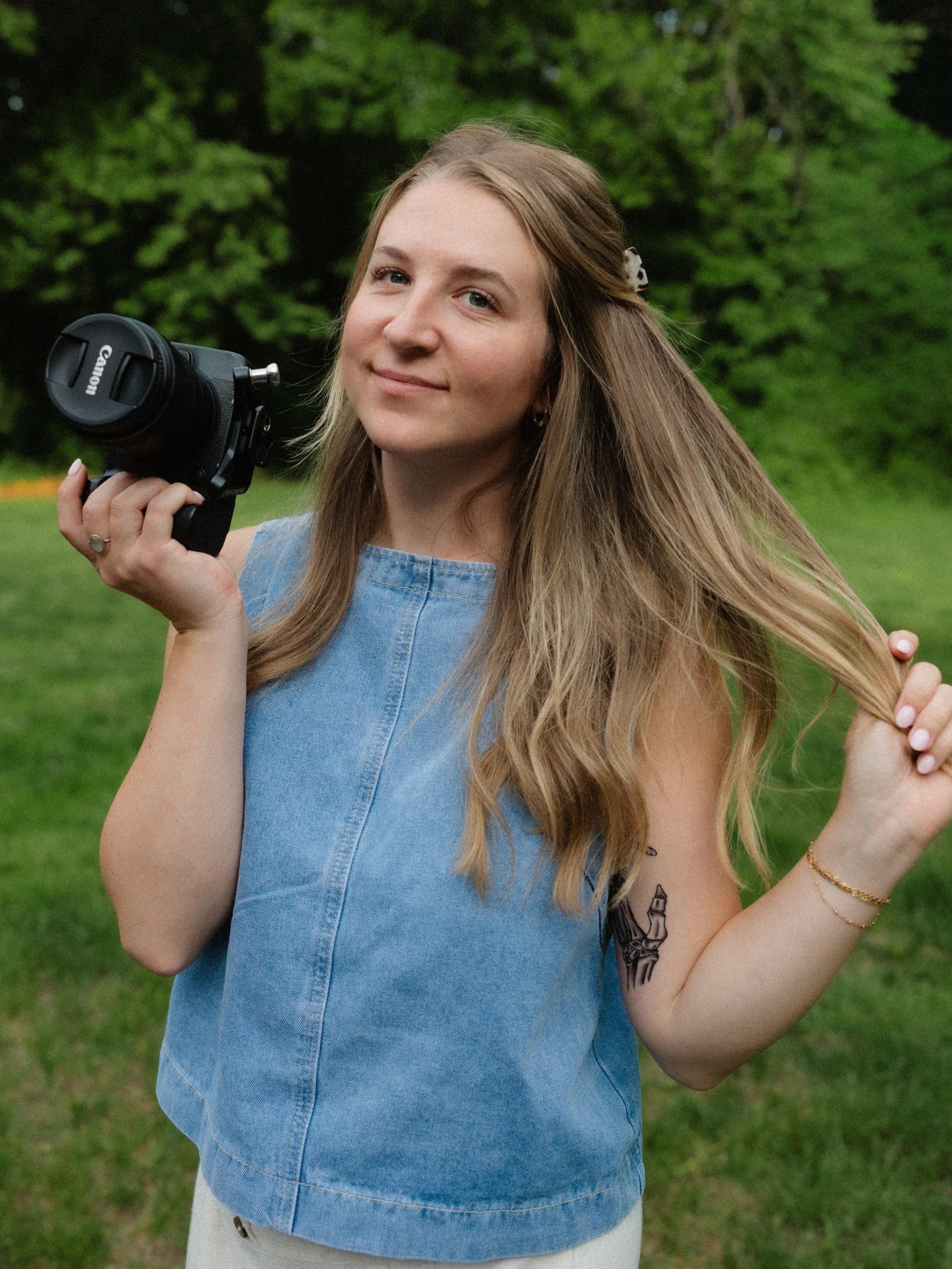 The face behind WRP 🌔 Lover of travel, iced coffee, dogs, farmers markets, driving with the windows down at sunset, being barefoot, all things Halloween, historical buildings, Noah Kahan, Outlander, and candlelight.