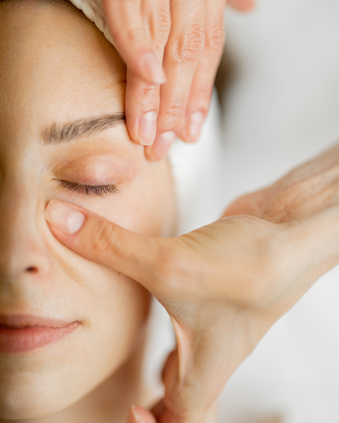 Specialist manual lymphatic drainage (MLD) facial treatment to reduce puffiness and detoxify the skin.