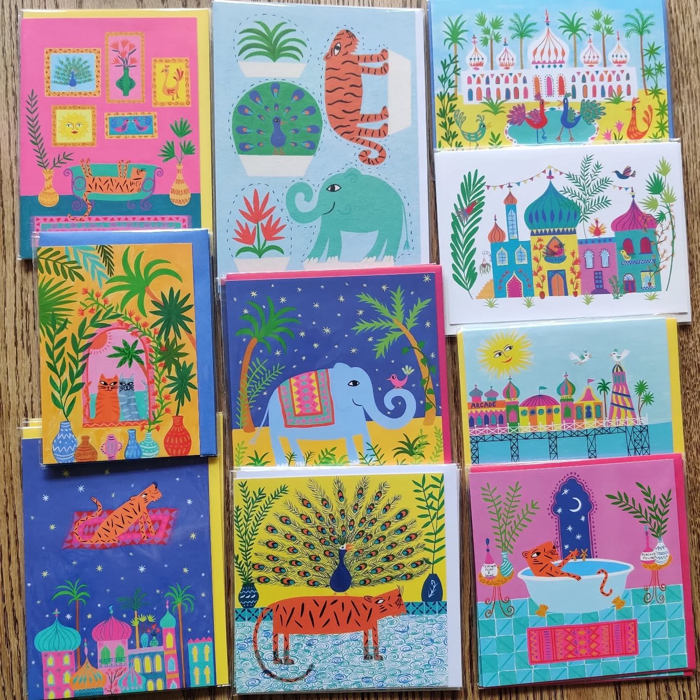 Colourful creatures on their way to the fabulous @artologie18 Art Gallery today. 😍🎨

#artologie18 
#shopsmall 
#artologiecuckfieldgallery