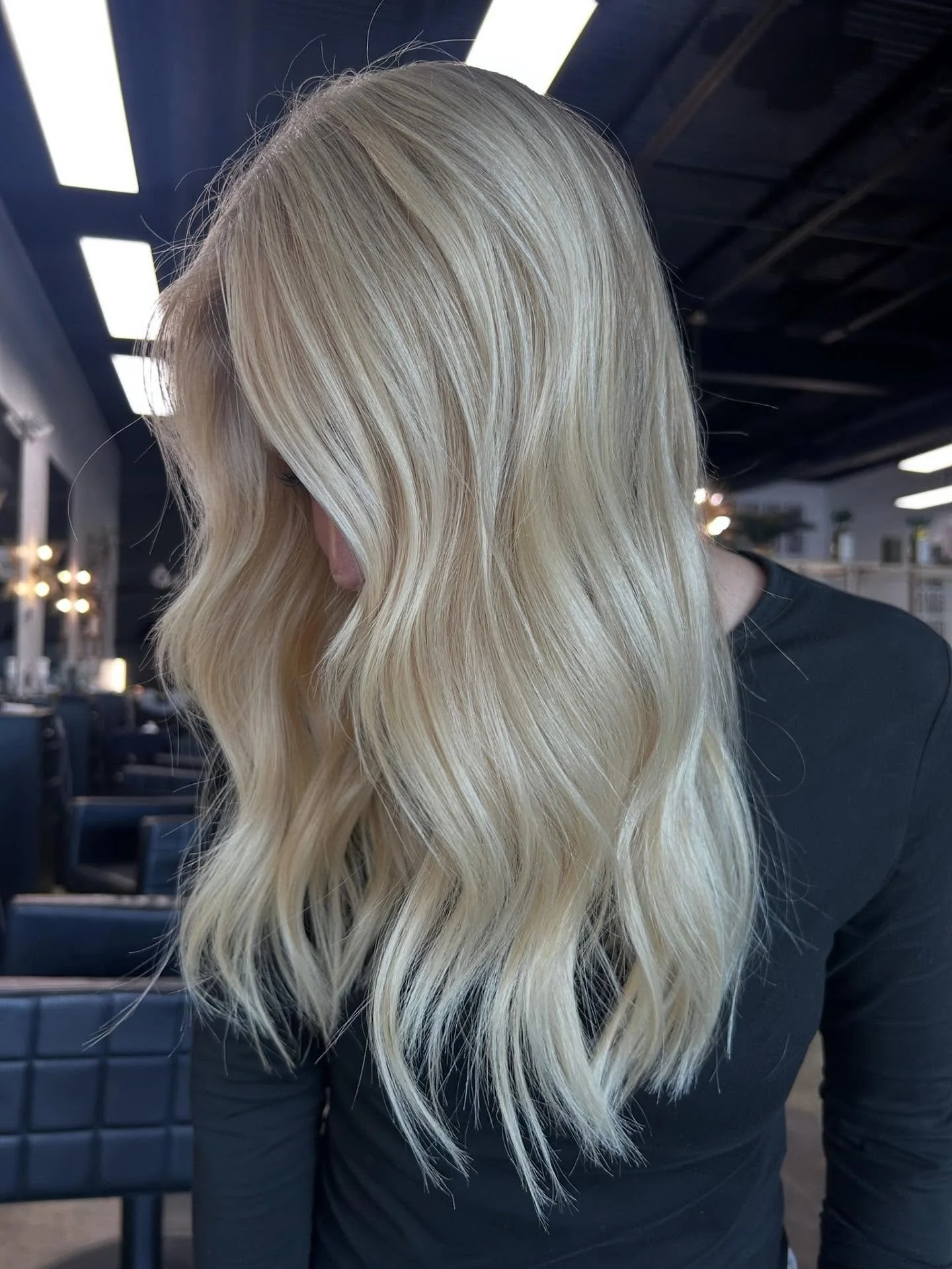 🍂 First day of October, but the hair forecast still says golden sunshine. 

blonde by @hairby_abigaillissette on @hairbyarina_