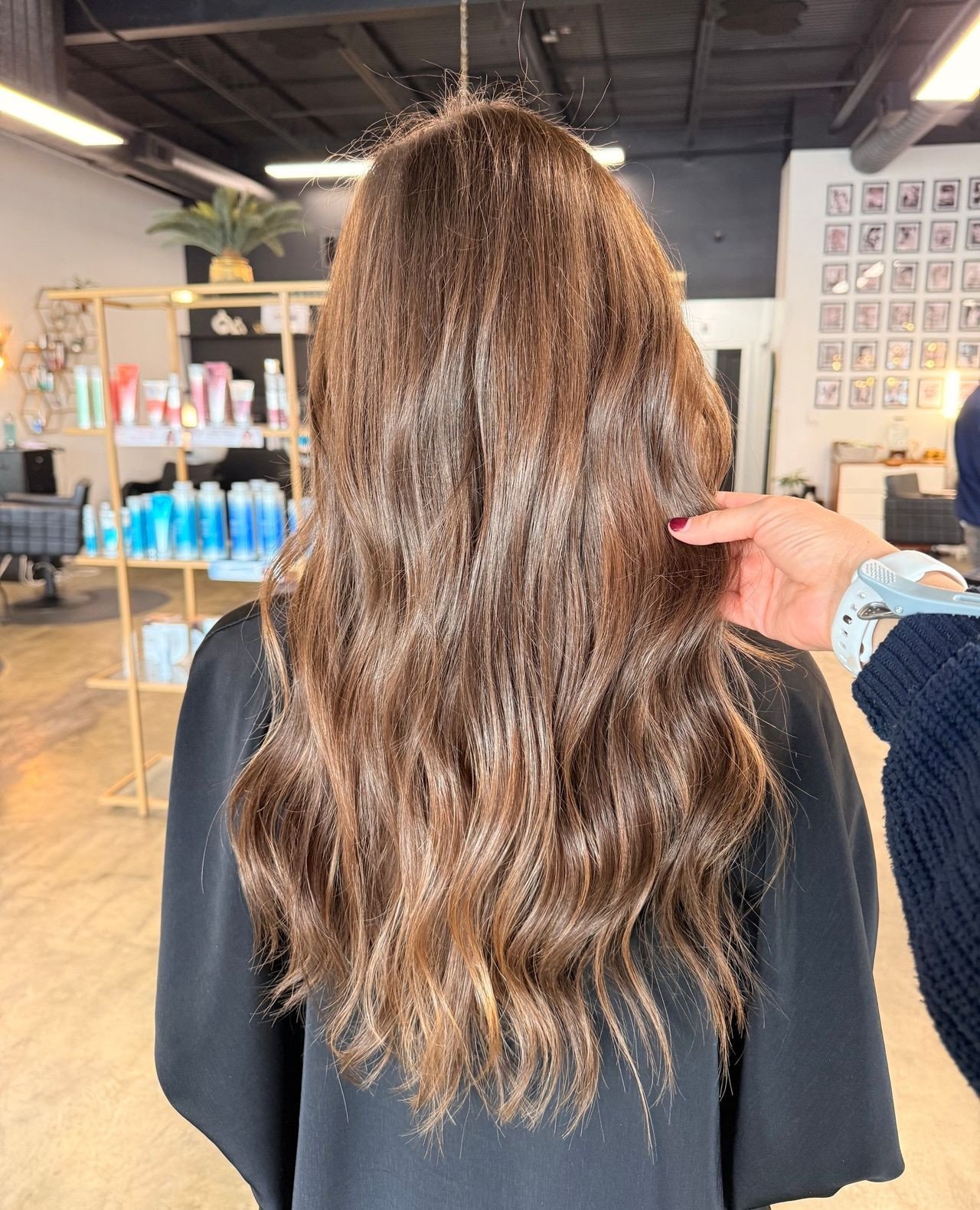 When Karla&rsquo;s behind the chair, this is what happens: flawless, full, and totally Instagram-ready ✨ Our tape row queen strikes again. Don&rsquo;t wait- book your extension consultation today.