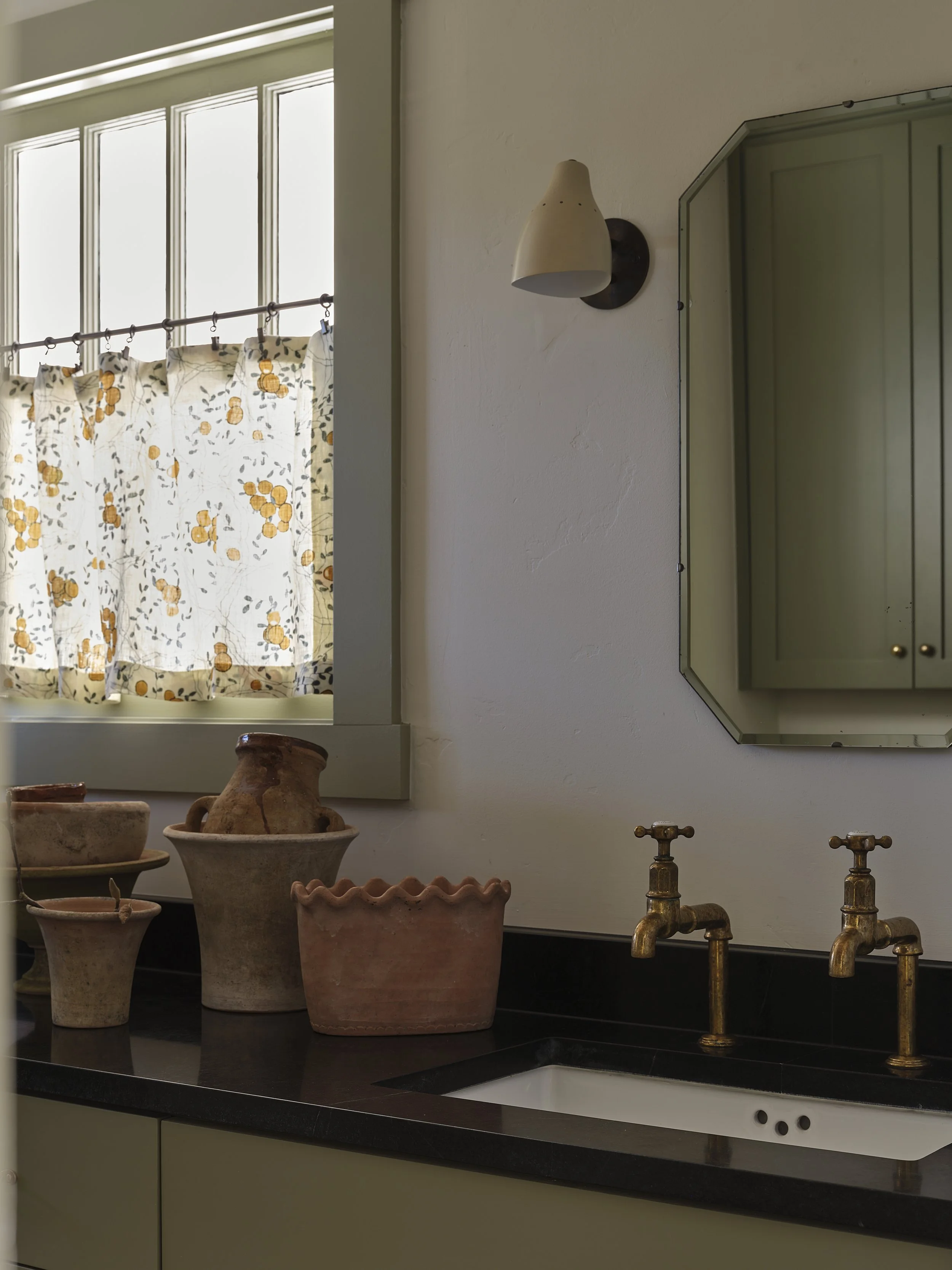 Sink with pottery decor.