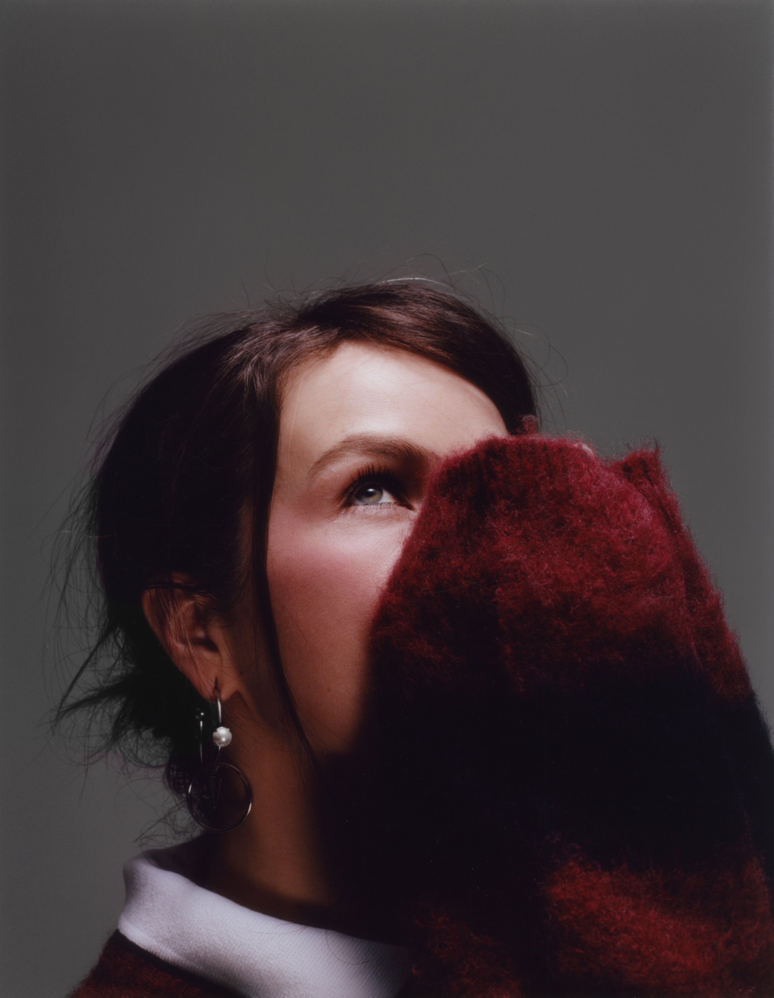 Ela Minus wears sweater and polo Untitled&Co.
Earring Justine Clenquet