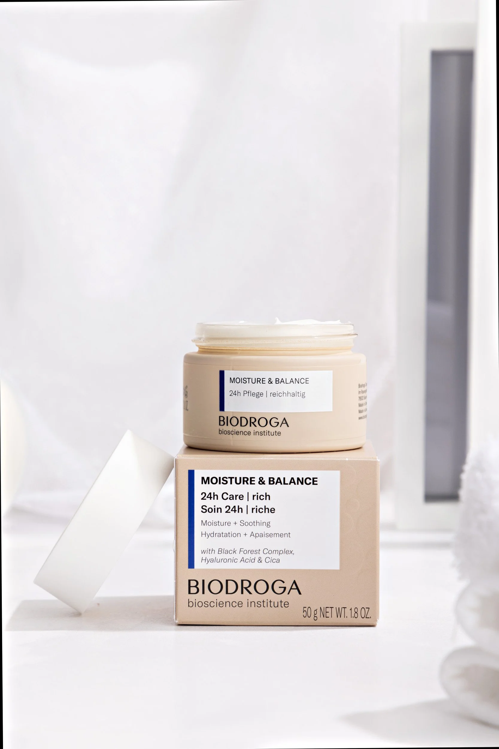 biodroga-moist-balance-rich-styled-2-portrait.jpg