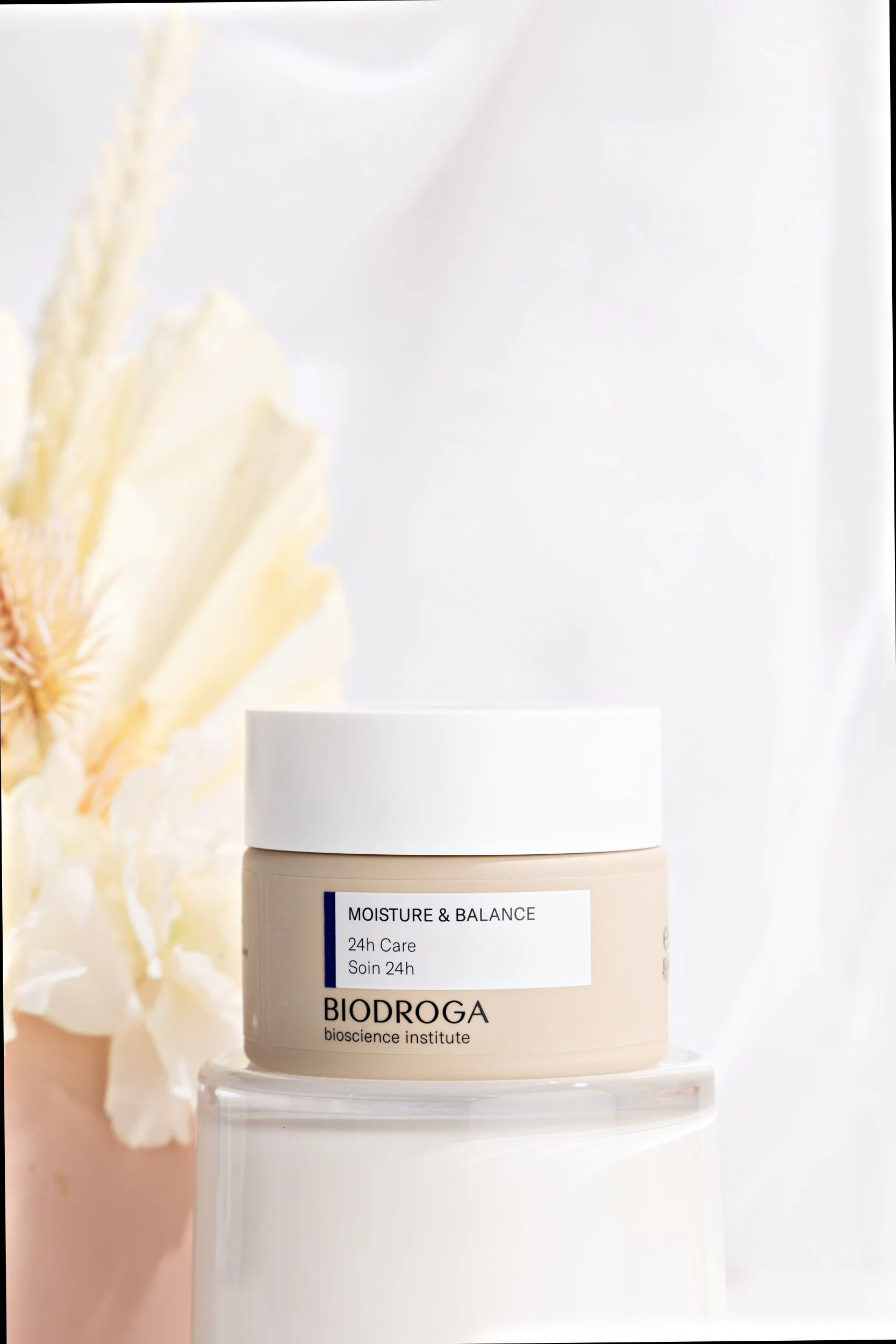biodroga-moist-balance-24hcare-styled-1-portrait.jpg