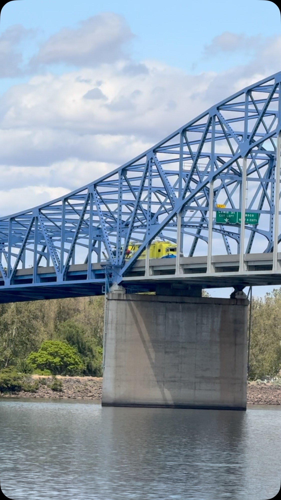 U-11 Flav-R-Pac across the Blue Bridge over the Columbia River in Tri-Cities, Washington. Testing today for the 2925 H1 Unlimited Hydroplane racing season.
@tricitywaterfollies | @h1_unlimited_hydroplanes