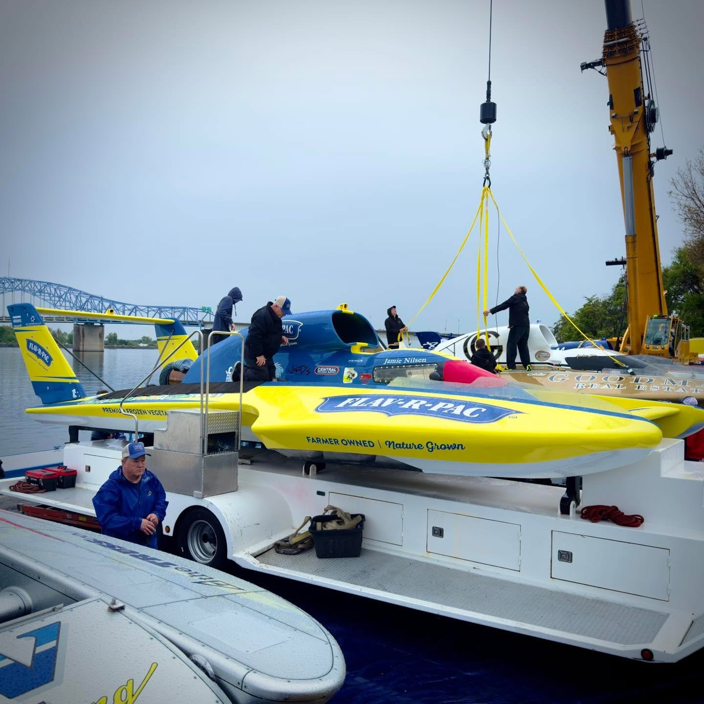 A little wet this morning as the crew gets the U-11 Flav-R-Pac ready for testing today.
@tricitywaterfollies | @h1_unlimited_hydroplanes