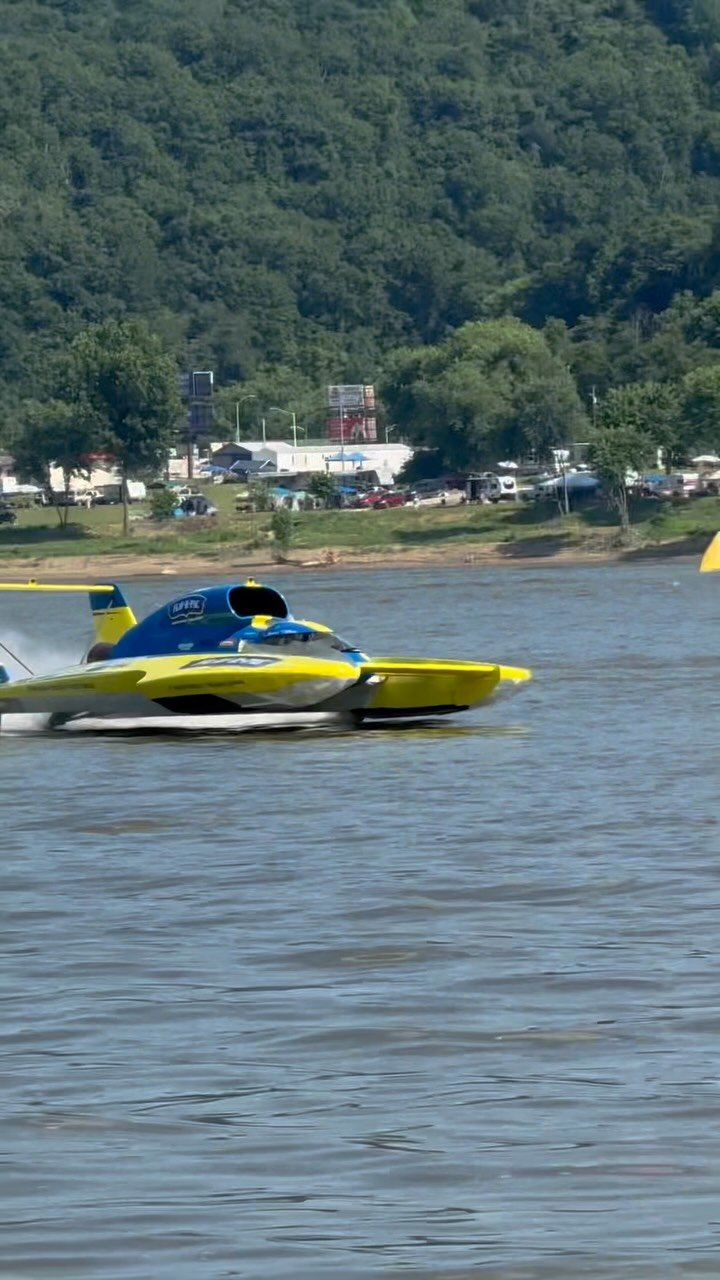 U-11 Miss FLAV-R-PAC driven by Jamie Nilsen flying down the front stretch.
@madison.regatta | @h1_unlimited_hydroplanes
