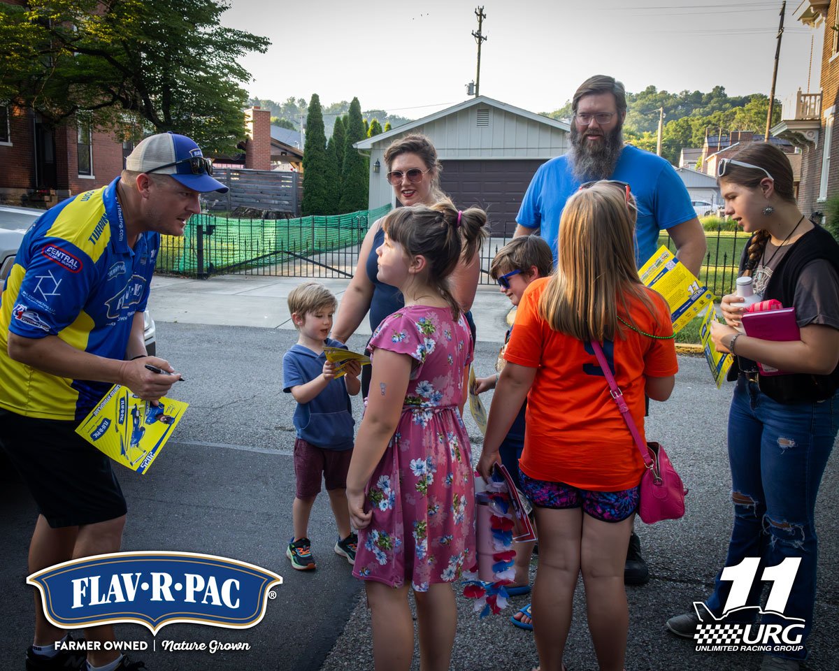 U-11 Miss FLAV-R-PAC driver Jamie Nilsen signs autographs for a family while the team is stuck in traffic getting back to the pits after the Madison Regatta Parade.
@madison.regatta | @h1_unlimited_hydroplanes