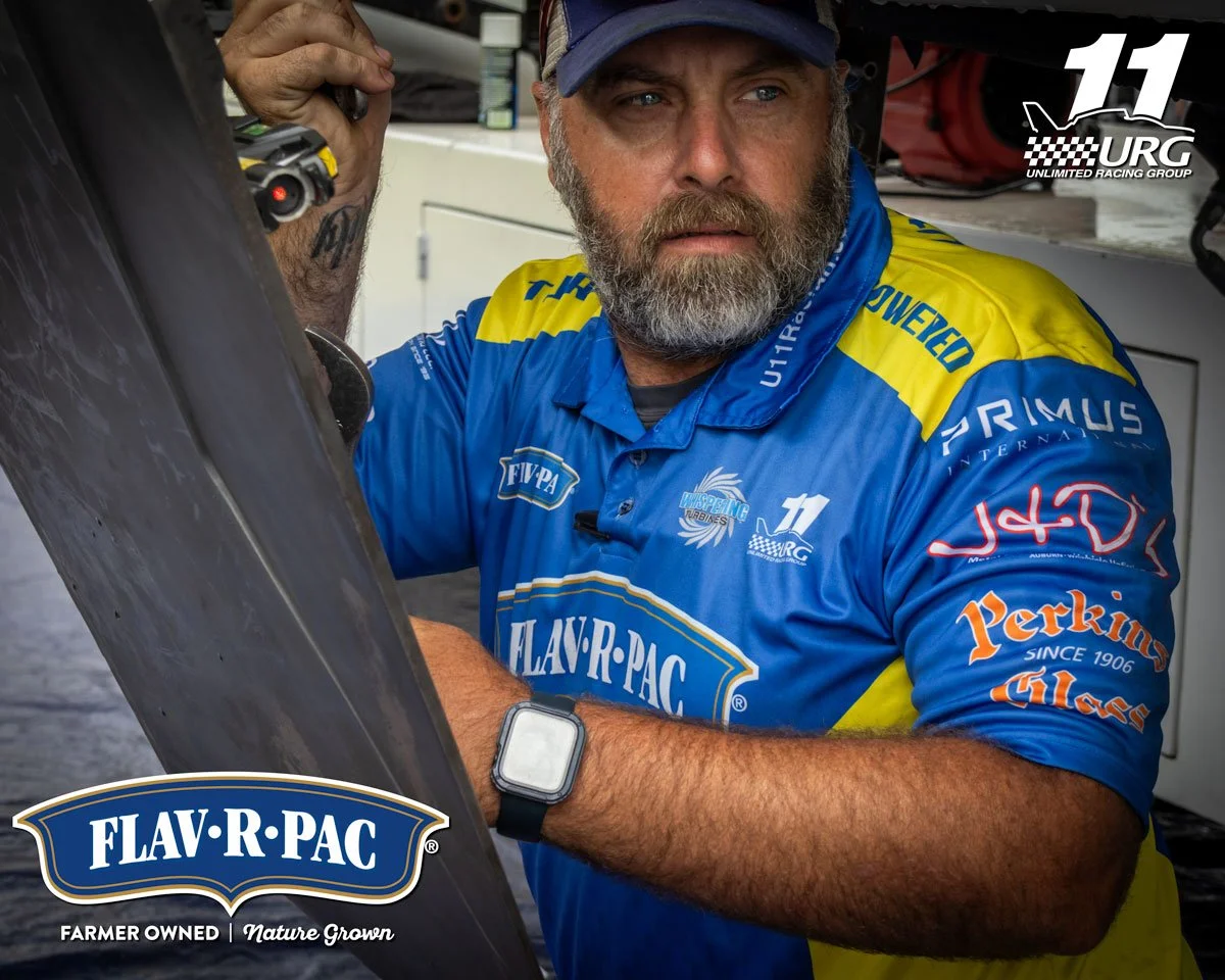 U-11 Miss FLAV-R-PAC crew member Brian Benke sets the angle of the skid fin.
@h1_unlimited_hydroplanes | @sdbayfair
#flavrpac #hydroplane #boatracing #porpeller #turbine #speed #speedboat
