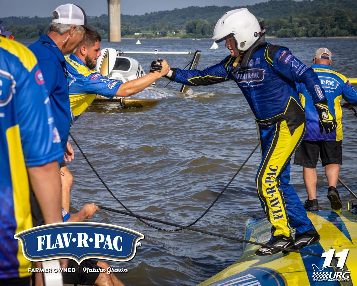 Brandon Crouse helps U-11 Miss FLAV-R-PAC driver Jamie Nilsen to the dock after the final at the 2025 Madison Regatta.

@h1_unlimited_hydroplanes | @madison.regatta 

#flavrpac #hydroplane #boatracing #porpeller #turbine #speed #speedboat