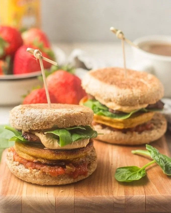 EGGY VEGAN BREAKFAST SANDWICHES