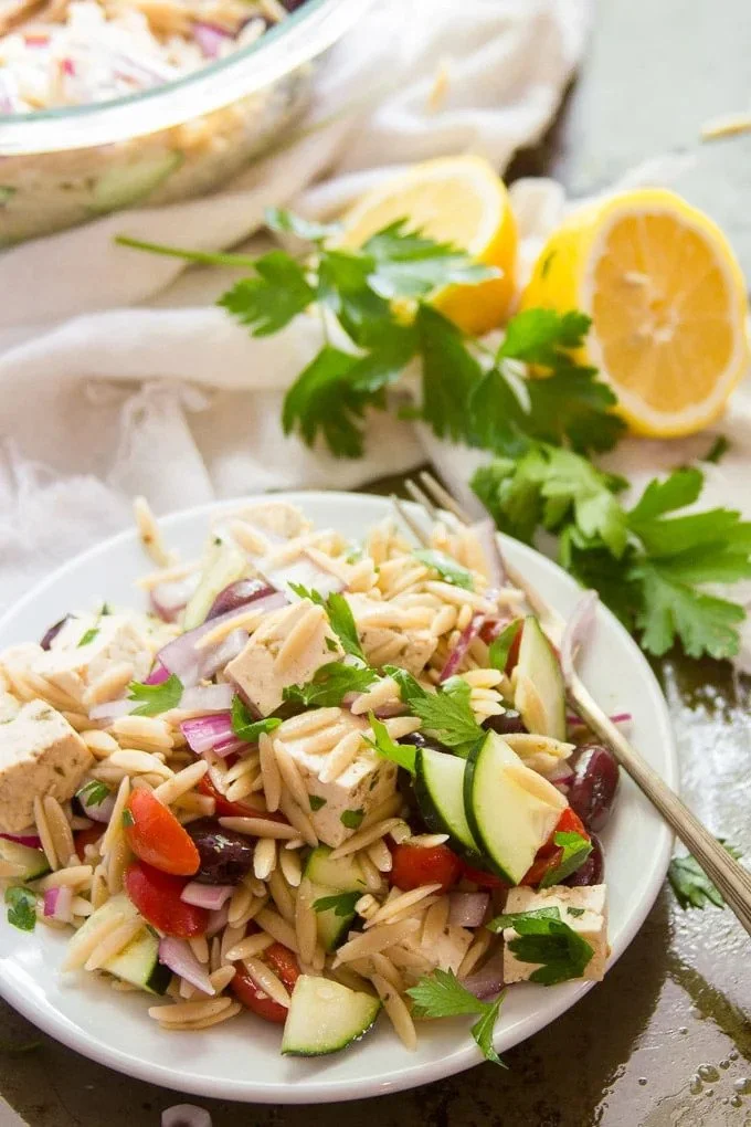 VEGAN GREEK ORZO SALAD