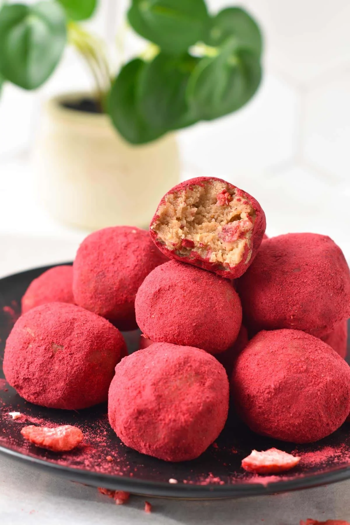 STRAWBERRY PROTEIN BALLS