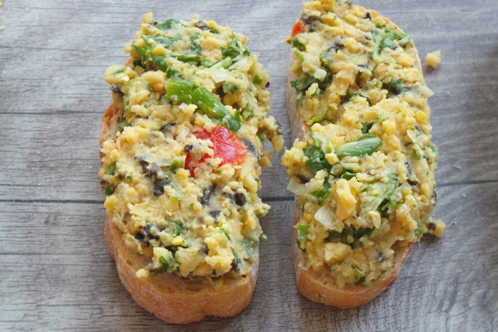 BRUSCHETTA WITH MASHED CHICKPEAS