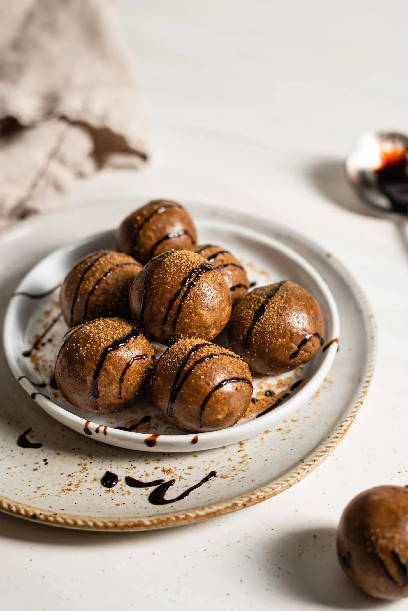 NO-BAKE VEGAN GINGERBREAD PROTEIN BALLS