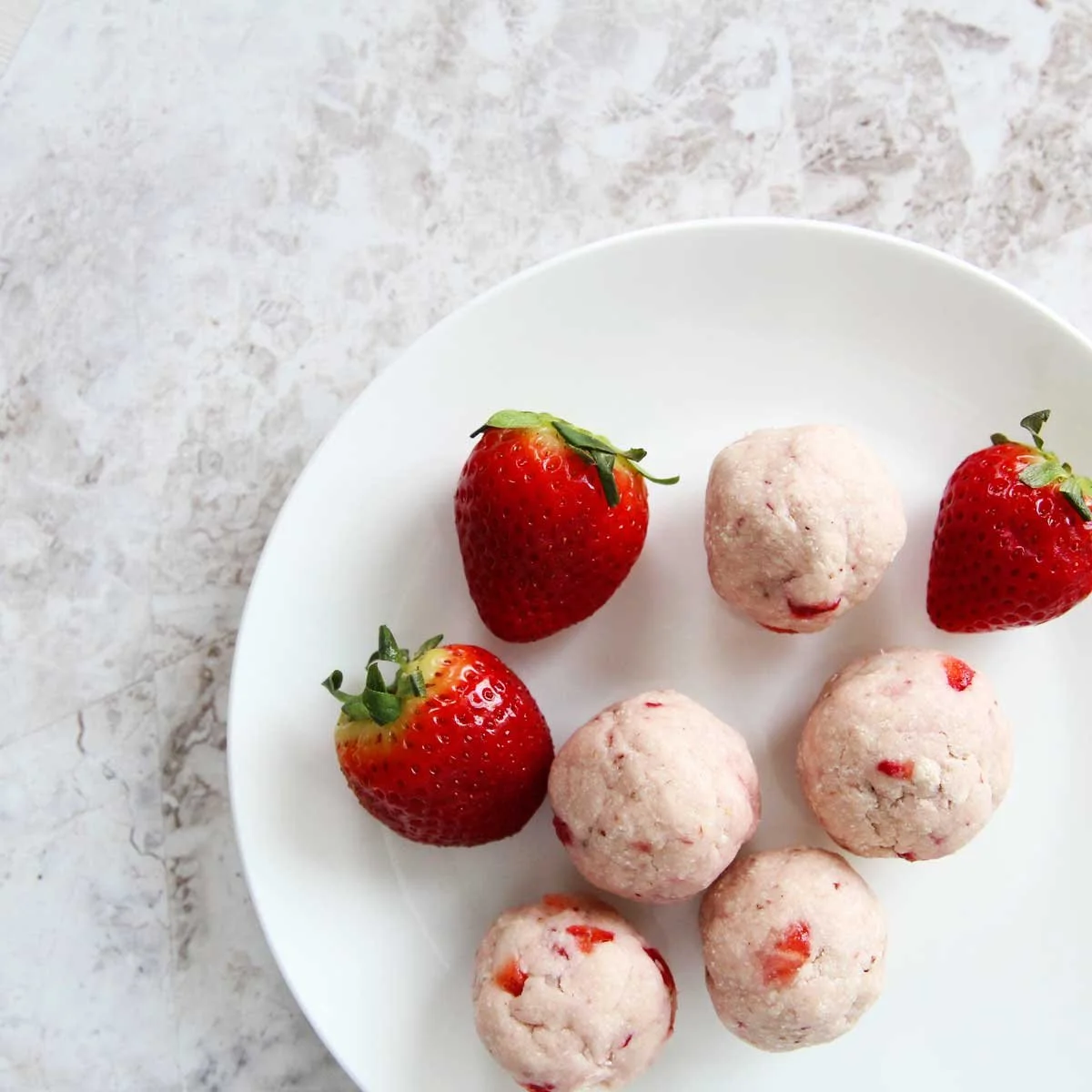 3-INGREDIENT STRAWBERRY PROTEIN BALLS